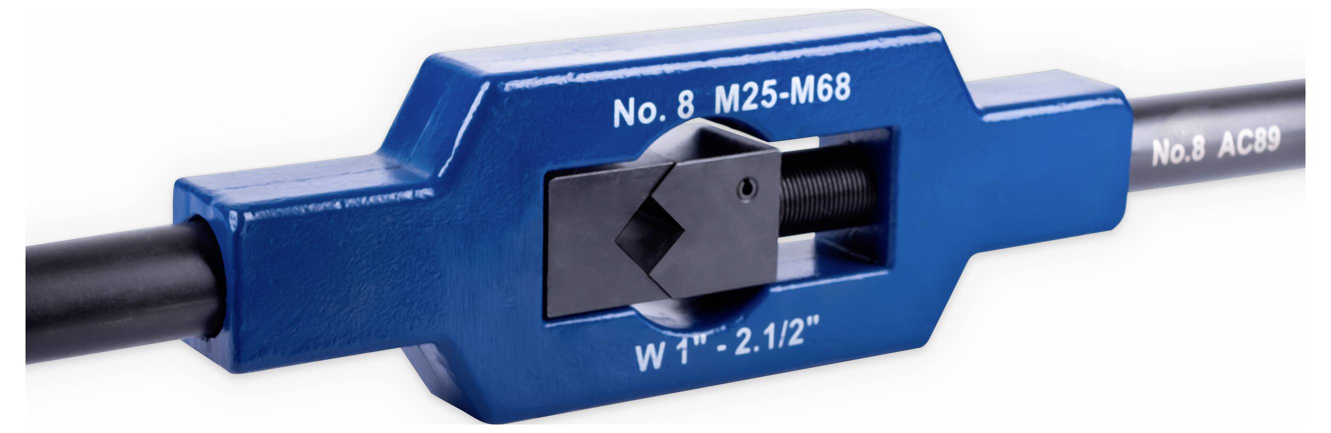 Niebieskie narzędzie do cięcia rur z czarnym uchwytem, przeznaczone do rur o średnicy od M25 do M68. Tekst na narzędziu: 'No. 8 M25-M68'.