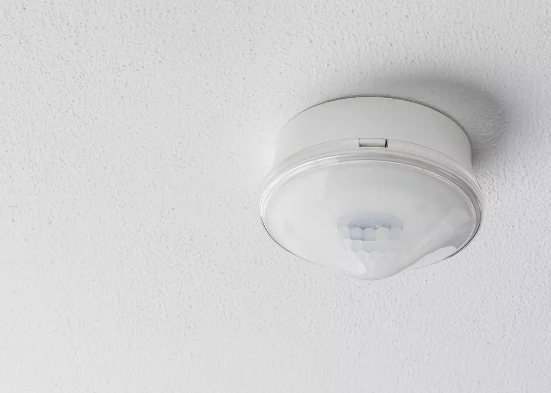 Czujnik ruchu na białym suficie.