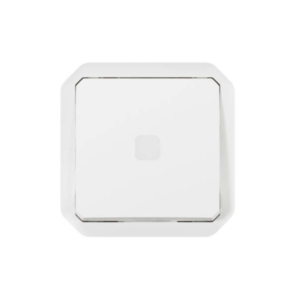 Biały, kwadratowy włącznik światła o zaokrąglonych narożnikach, umieszczony centralnie na neutralnym tle.