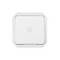 Biały, kwadratowy włącznik światła o zaokrąglonych narożnikach, umieszczony centralnie na neutralnym tle.