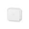 Biały, kwadratowy włącznik światła z zaokrąglonymi narożnikami na białym tle.