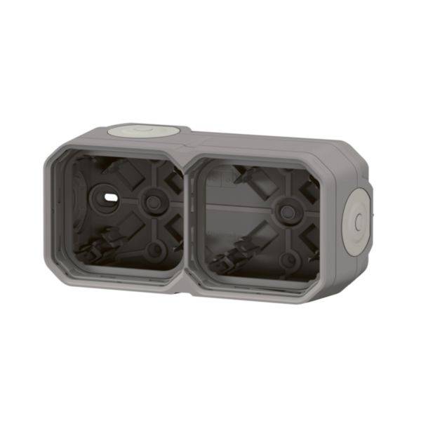 Podwójne gniazdo elektryczne, szare, prostokątne, z miejscami do podłączenia przewodów podczas instalacji ściennej.