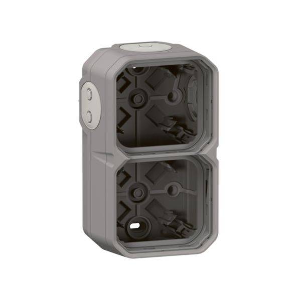 Prostokątna, szara obudowa z tworzywa sztucznego z dwoma otwartymi przegrodami i zaokrąglonymi narożnikami, przeznaczona do przechowywania elementów elektrycznych.