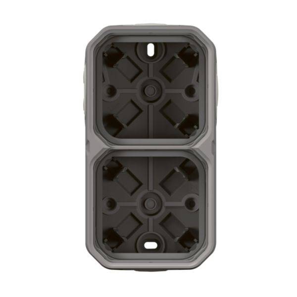 Elektryczna osłona obudowy z dwoma oddzielnymi, kwadratowymi slotami. Żaden włożony wtyk nie jest widoczny.