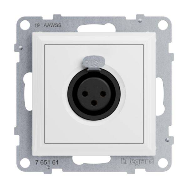 Biała wtyczka z trzema czarnymi otworami, otoczona srebrną ramką umożliwiającą jej montaż na ścianie.