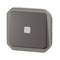 Nowoczesny, szary włącznik światła o kwadratowym kształcie.