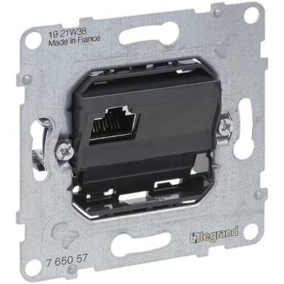 Wbudowane złącze RJ45 firmy Legrand, odpowiednie do okablowania Ethernet. Metalowa ramka z numerem produktu i oznaczeniem kraju pochodzenia.