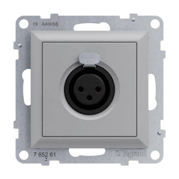 Szara, trzybiegunowa wtyczka elektryczna firmy Legrand, zamontowana w kwadratowej metalowej ramce, z napisem 'PUSH'.