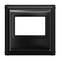 Czarny, kwadratowy plastikowy ramka z prostokątnym, pustym otworem pośrodku. Odpowiednia do montażu włączników lub gniazd elektrycznych.