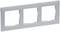 Trójdzielna, prostokątna, srebrna ramka do montażu, pusta, przeznaczona do zamontowania trzech przełączników lub gniazd elektrycznych.
