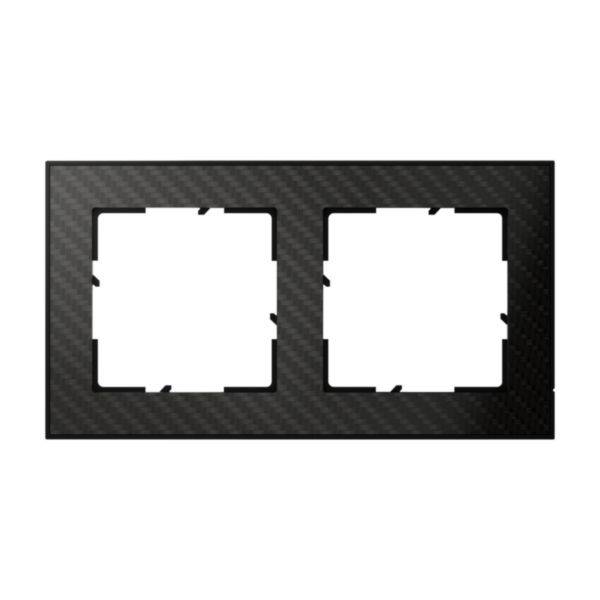 Podwójna osłona gniazd elektrycznych w czarnym designie z włókna węglowego, z miejscem na dwa gniazdka.