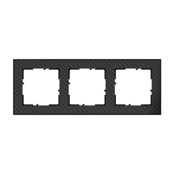 Potrójna rama w czarnym, węglowym wzorze aerodynamicznym, pasująca do trzech przełączników lub gniazd elektrycznych.