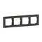 'Poczwórna ramka w optyce włókna węglowego do gniazdek lub włączników. Prostokątny kształt, czarna, o prostej, nowoczesnej stylistyce.'
