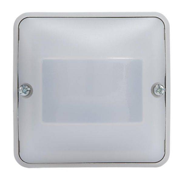 Prostokątny, biały włącznik światła z dwoma widocznymi śrubami.