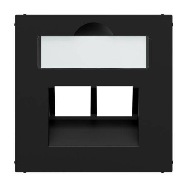 Czarna lampa ścienna z prostokątnym designem, z przezroczystą wkładką szklaną u góry, dwiema kwadratowymi otworami świetlnymi u dołu, emitującymi światło skierowane w dół.