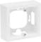 Biała, kwadratowa puszka montażowa z wycięciem do mocowania elementów elektrycznych na ścianie.