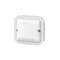 Kwadratowy, biały czujnik ruchu do pomieszczeń wilgotnych o zaokrąglonych narożnikach, wyposażony w dwie widoczne śruby do montażu sufitowego lub ściennego.