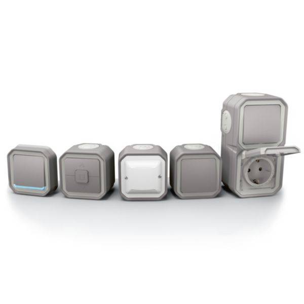 Pięć szarych, kwadratowych adapterów wtyczkowych w rzędzie, każdy z innymi funkcjami, prezentuje modularną możliwość rozbudowy.
