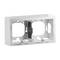 Biała podtynkowa puszka instalacyjna z tworzywa sztucznego, podwójna, do montażu w ścianie, wyposażona w kilka otworów do przeprowadzenia przewodów.
