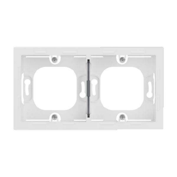 Biała, prostokątna ramka na dwie gniazda elektryczne, z otworami na śruby w każdym rogu.