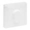 Biała, kwadratowa osłona na gniazdko ścienne, gładka i minimalistyczna w designie.