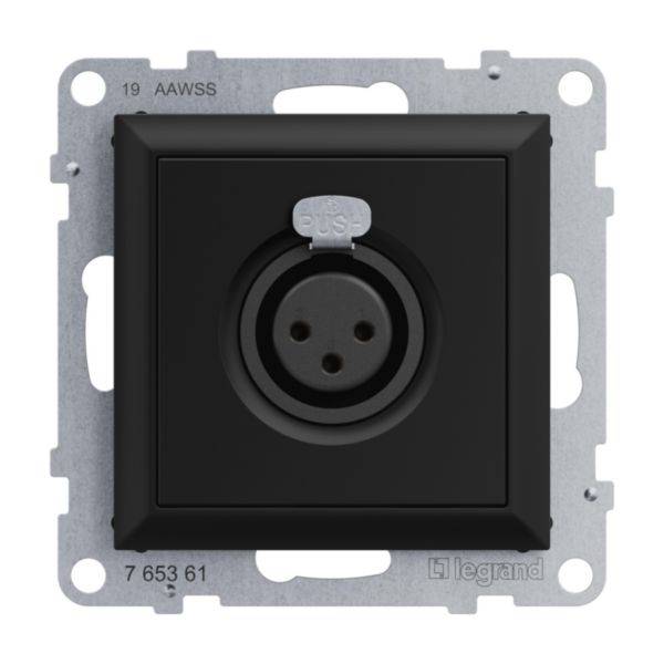 Czarno-szara wtyczka firmy Legrand, model z trzema okrągłymi otworami w kwadratowej ramce.