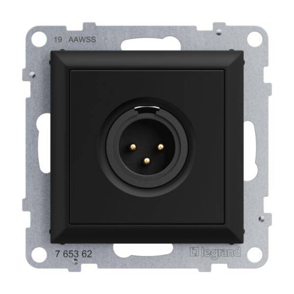 Czarna wtyczka podtynkowa z trzema stykami, zamontowana na metalowym uchwycie. Odpowiednia do połączeń elektrycznych.