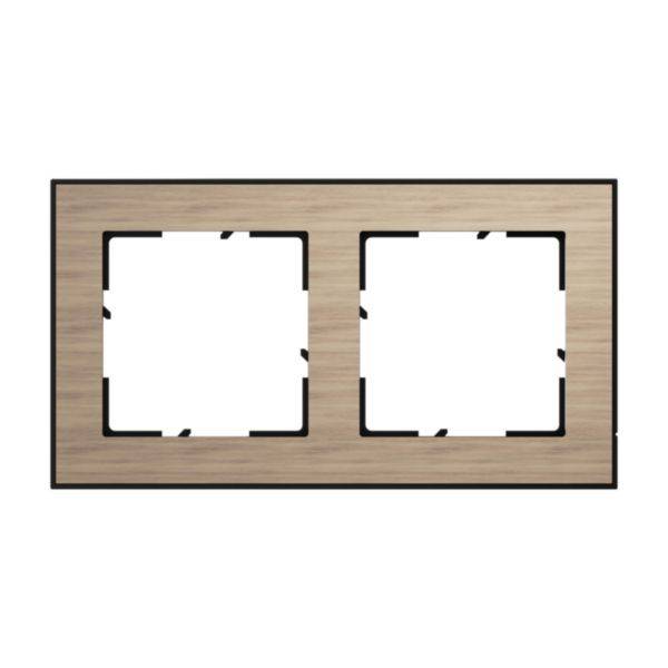 Podwójna rama w wyglądzie drewna do gniazdek lub włączników, prostokątna, z dwoma kwadratowymi wycięciami do instalacji.