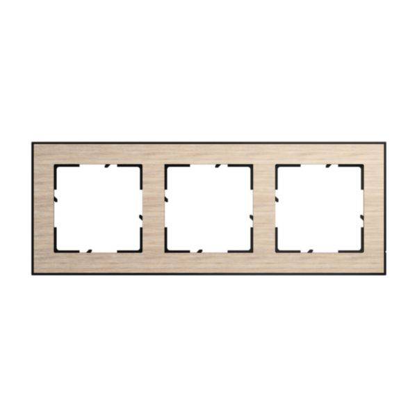 'Potrójna ramka w wyglądzie drewna do gniazdek lub włączników, prostokątna i bez zamontowanych urządzeń, na białym tle.'