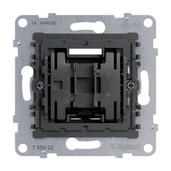 Podtynkowa rama do instalacji włącznika klawiszowego, z widocznym logo marki i numerami modelu. Odpowiednia do instalacji elektrycznej.