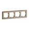 Czterokrotna ramka w kolorze drewna do gniazdek lub włączników, o prostokątnym kształcie, zapewniająca miejsce dla czterech jednostek obok siebie.