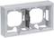 Prostokątna podwójna rama montażowa wykonana z szarego metalu, posiadająca dwa otwory przeznaczone do instalacji gniazd elektrycznych lub włączników, bez widocznych elementów mocujących.
