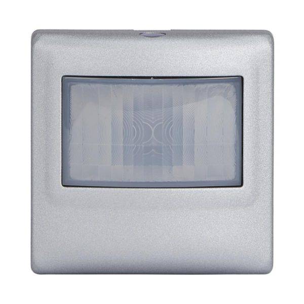 Czujnik ruchu w kształcie kwadratu, w srebrnej obudowie, stosowany do wykrywania ruchu w systemach sterowania oświetleniem lub zabezpieczeń.