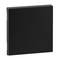 Czarna, kwadratowa obudowa z tworzywa sztucznego o gładkiej powierzchni, pozbawiona widocznych ozdób lub oznaczeń.