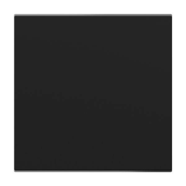 Czarny kwadrat bez widocznych wzorów lub detali.