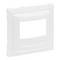 Biały, prostokątny ramka z zaokrąglonymi narożnikami i kwadratowym wycięciem pośrodku, prawdopodobnie przeznaczona dla włącznika lub gniazdka elektrycznego.