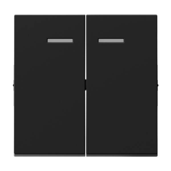 Podwójny czarny włącznik światła z wąską poziomą szczerbą na górze, na białym tle.