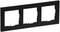 Czarny, potrójny ramka przełącznika z tworzywa sztucznego, prostokątna, z trzema wycięciami pod przełączniki lub gniazda elektryczne.