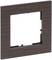 Brązowa kwadratowa osłona gniazdka z dekorem drewna, pusta przestrzeń wewnętrzna do zamontowania elementu przełącznikowego.