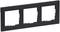 Czarny, potrójny ramka do włączników lub gniazd elektrycznych, prostokątna, z trzema równymi, kwadratowymi wycięciami.
