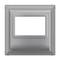 Metalowy ramka włącznika światła w kształcie kwadratu, w kolorze srebrnym, o nowoczesnej, gładkiej powierzchni.