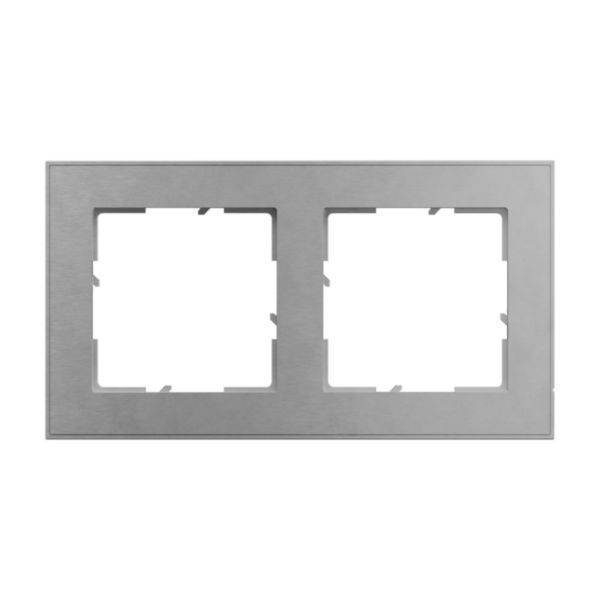 Podwójna rama metalowa do włączników lub gniazd elektrycznych, o prostokątnym kształcie, o prostym designie, z podwójnymi wycięciami.