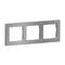 Potrójna ramka z matowego aluminium do gniazdek lub włączników światła, prostokątna, z trzema równymi otworami.