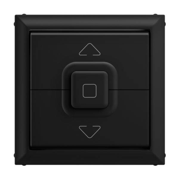 Czarny włącznik naścienny z trzema przyciskami i strzałkami w górę i w dół. Główny przycisk pośrodku.