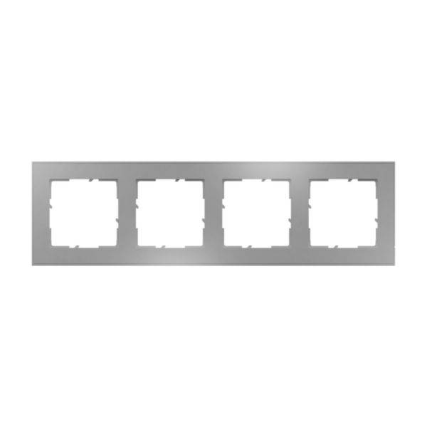 Srebrna rama z czterema identycznymi kwadratowymi otworami, odpowiednia do zamocowania na ścianie dla włączników lub gniazdek elektrycznych.