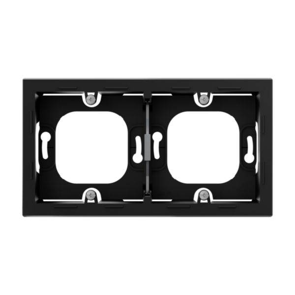 Czarna podwójna ramka do gniazd lub włączników, prostokątna z zaokrąglonymi narożnikami i otworami mocującymi.