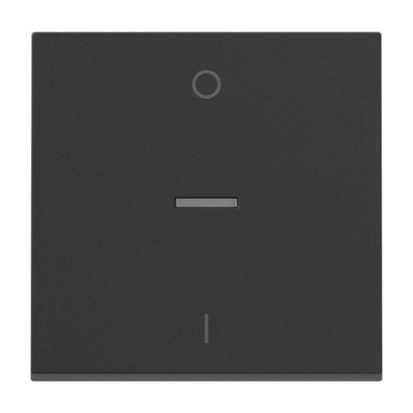 Kwadratowy, czarny przełącznik klawiszowy z małym kółkiem na górze i kreską ze symbolem kreski na dole pośrodku.