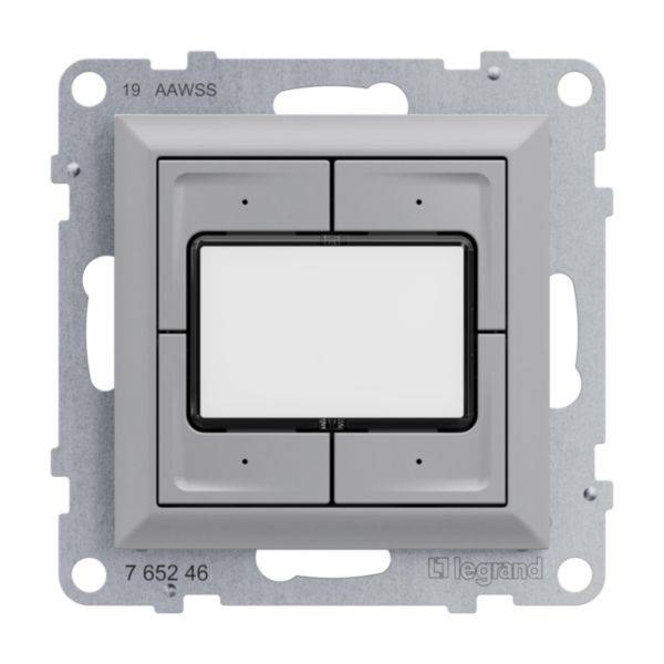 Włącznik światła, kwadratowy, szary, z czterema przyciskami i centralnym elementem sterującym, zamontowany w metalowej ramce.