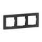 Potrójna czarna plastikowa osłona przyłączeniowa z prostokątnymi wycięciami pod gniazda lub włączniki.