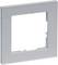 Biały, kwadratowy plastikowy ramka do przykrycia włącznika lub gniazdka elektrycznego, pozbawiona widocznych oznaczeń lub cech funkcyjnych.